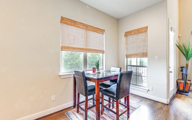 photo 2 of Dtwn Houston Home Near Stadiums: WFH Friendly!
