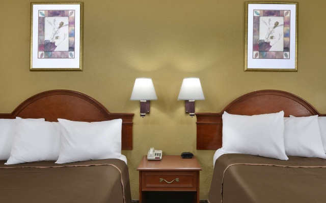 photo 5 of Howard Johnson Hotel & Suites by Wyndham Allentown/Dorney