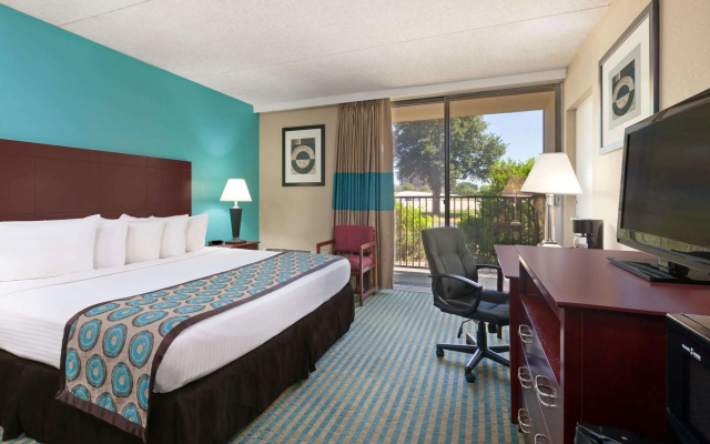 photo 5 of Howard Johnson by Wyndham Arlington Ballpark / Six Flags