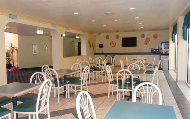 photo 5 of Howard Johnson Hotel & Suites by Wyndham San Antonio