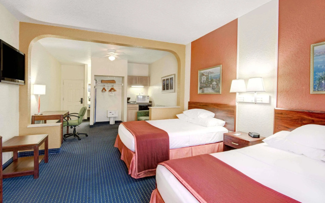 photo 3 of Howard Johnson Hotel & Suites by Wyndham San Antonio