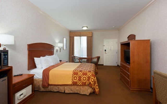 photo 5 of Howard Johnson Hotel & Suites by Wyndham Pico Rivera