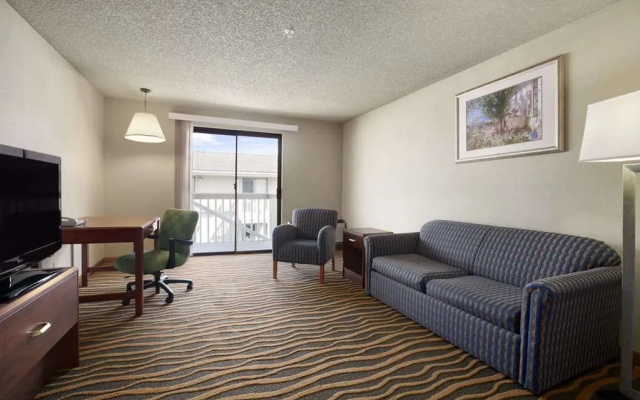 photo 4 of Howard Johnson Inn & Suites Tacoma Near McChord AFB