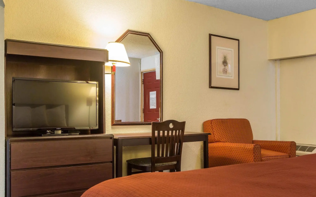 photo 5 of Rodeway Inn Marietta near Dobbins ARB Hotel