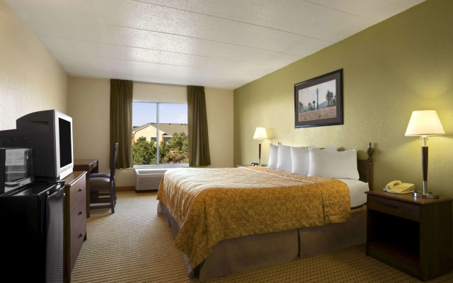 photo 3 of Travelodge by Wyndham Lansing IL