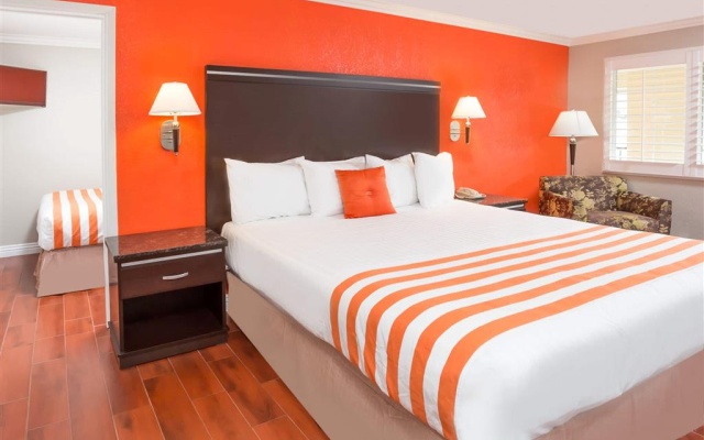 photo 4 of Howard Johnson by Wyndham Orange Hotel & Suites