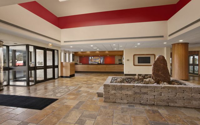 photo 2 of 堪萨斯城豪生广场会议中心酒店(Howard Johnson Plaza Kansas City Hotel & Conference Center)