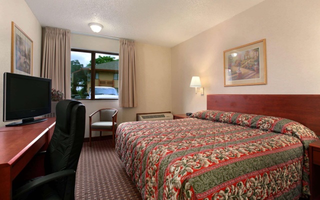 photo 2 of Howard Johnson by Wyndham Portland Airport