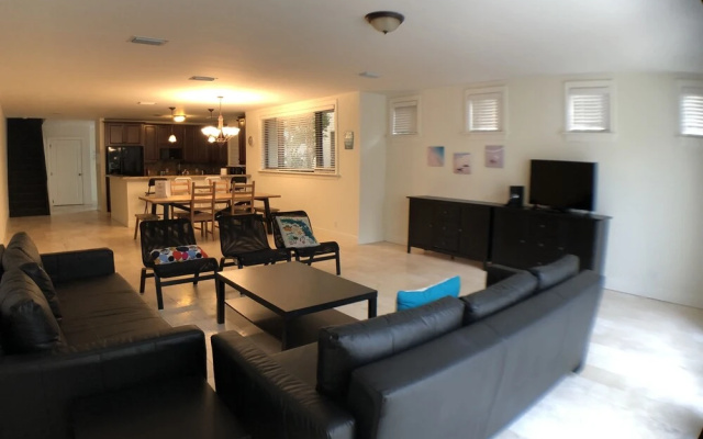 photo 2 of Huge House in Fort Lauderdale - 821