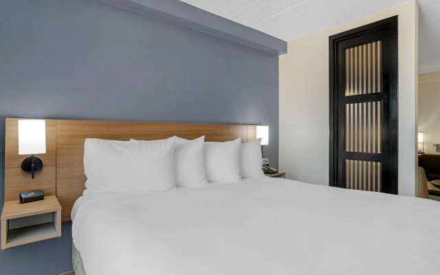 photo 3 of The IAH Houston Hotel