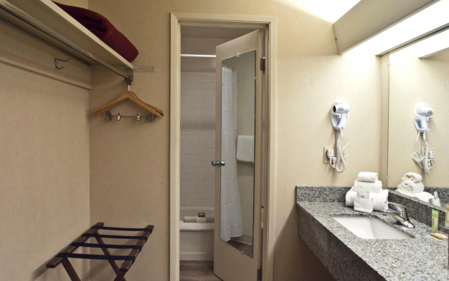 photo 3 of Inn At The Convention Center