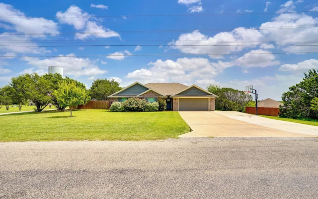 photo 4 of Inviting Granbury Home w/ Fire Pit: 3 Mi to Lake!