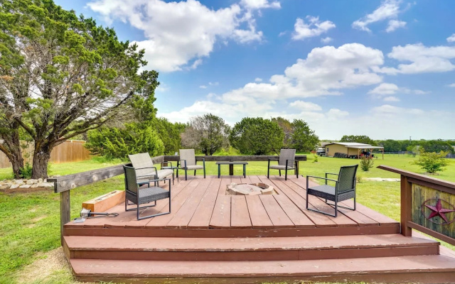 photo 5 of Inviting Granbury Home w/ Fire Pit: 3 Mi to Lake!