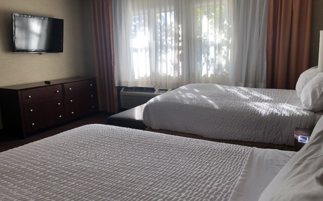 photo 4 of Ivy Court Inn & Suites