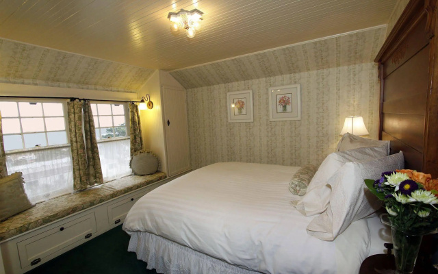 photo 4 of Jabberwock Inn