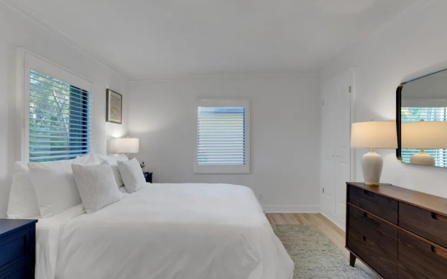 photo 3 of Kasa Laguna 5BD 2BA With Pool Putting Green, Fort Lauderdale