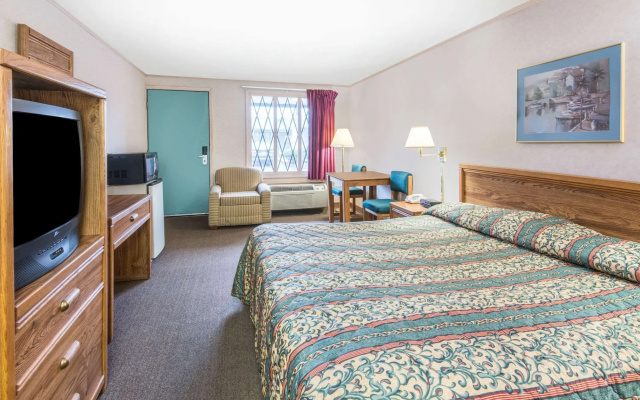 photo 4 of Knights Inn Canton