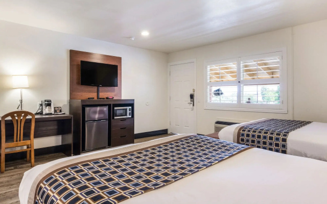 photo 3 of Carmel Hill Lodge