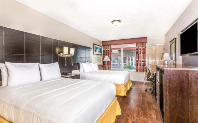 photo 2 of Econo Lodge Inn & Suites Florida City