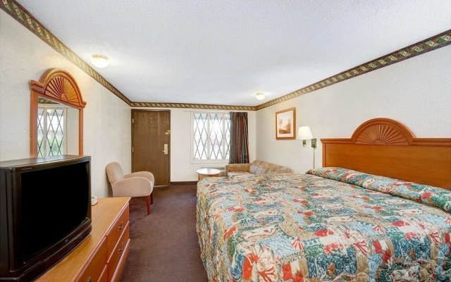 photo 3 of Express Inn