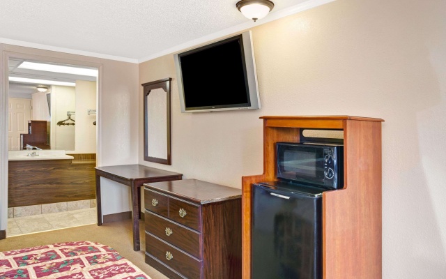 photo 4 of Knights Inn Madison Heights MI