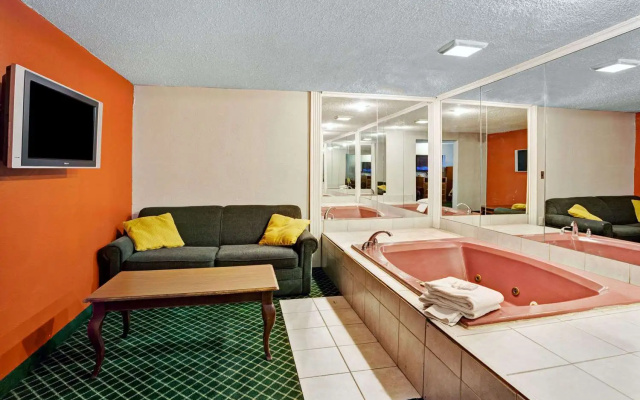 photo 4 of Knights Inn Sterling Heights