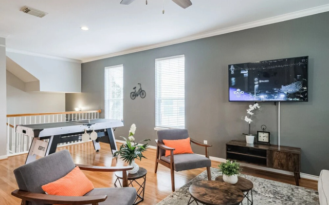 photo 2 of La Maison Heights in Houston Heights, Luxury Stays, Work-cation, High Speed Wifi