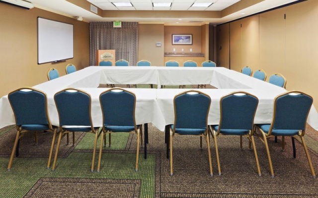 photo 5 of La Quinta Inn & Suites by Wyndham Houston Bush IAH South