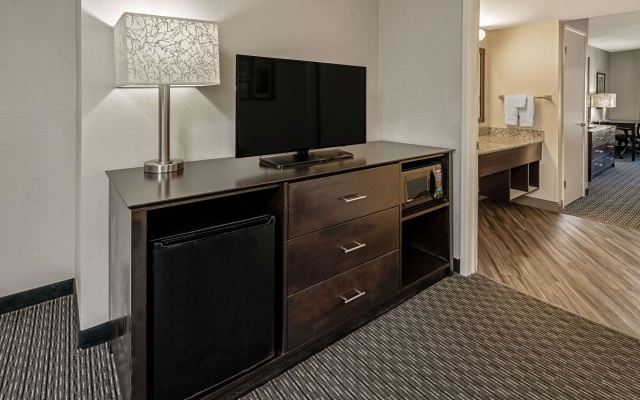photo 4 of La Quinta Inn & Suites by Wyndham Anaheim