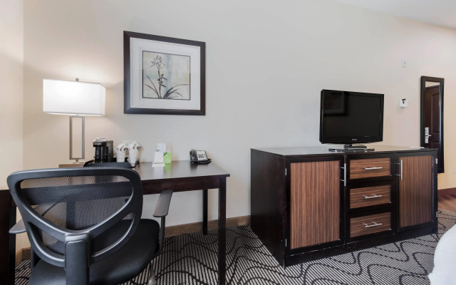 photo 3 of La Quinta Inn & Suites by Wyndham Auburn