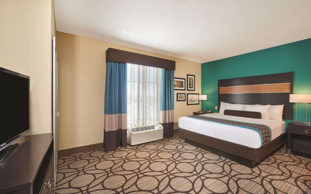 photo 3 of La Quinta Inn & Suites by Wyndham Carlsbad