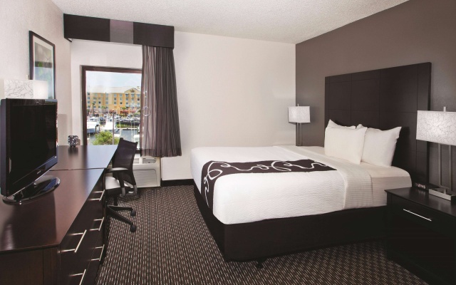photo 3 of La Quinta Inn & Suites by Wyndham Charleston Riverview