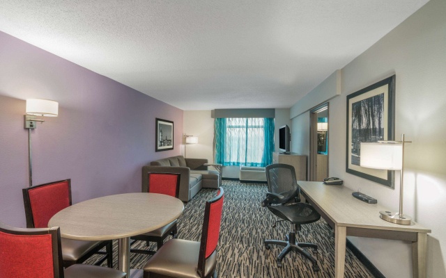 photo 4 of La Quinta Inn & Suites by Wyndham Clarksville