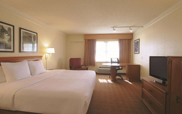 photo 3 of La Quinta Inn & Suites by Wyndham Coral Springs Univ Dr