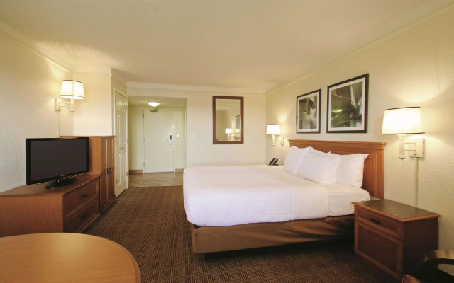 photo 5 of La Quinta Inn & Suites by Wyndham Coral Springs Univ Dr