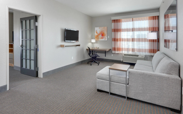 photo 3 of La Quinta Inn & Suites by Wyndham Dallas Love Field