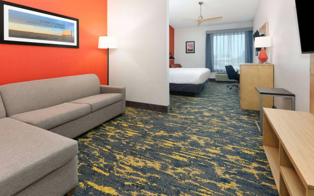 photo 3 of La Quinta Inn & Suites by Wyndham Dallas - Las Colinas