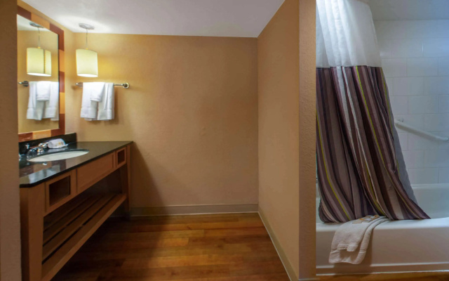 photo 5 of La Quinta Inn & Suites by Wyndham Deerfield Beach I-95