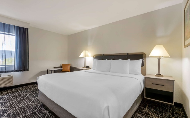 photo 4 of La Quinta Inn & Suites by Wyndham Des Moines West Clive