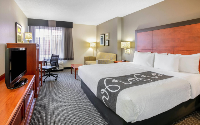 photo 5 of La Quinta Inn & Suites by Wyndham DFW Airport South / Irving
