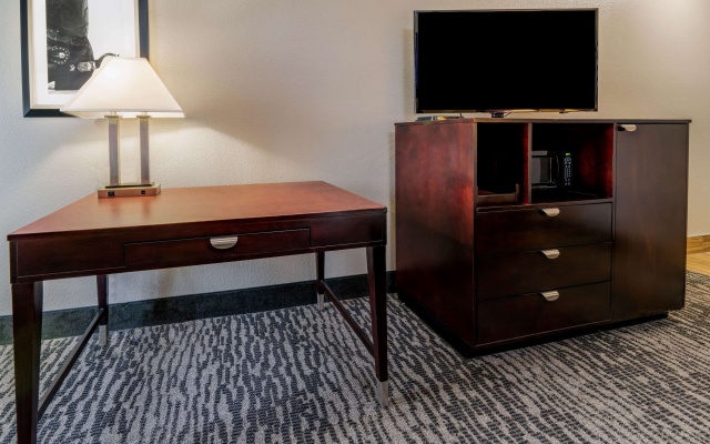 photo 4 of La Quinta Inn & Suites by Wyndham DFW Airport West - Bedford