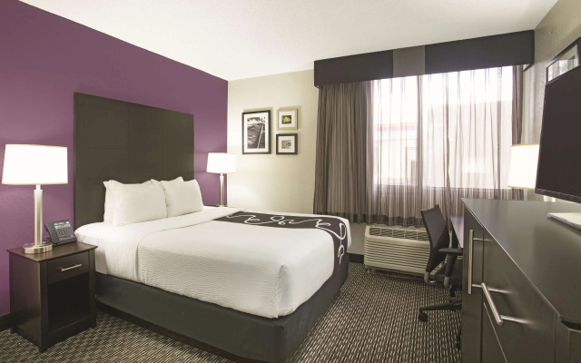 photo 4 of La Quinta Inn & Suites by Wyndham Fort Lauderdale Tamarac