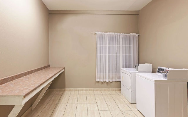 photo 5 of La Quinta Inn & Suites by Wyndham Granbury