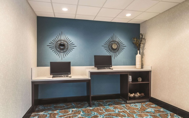 photo 3 of La Quinta Inn & Suites by Wyndham Dallas Grand Prairie South