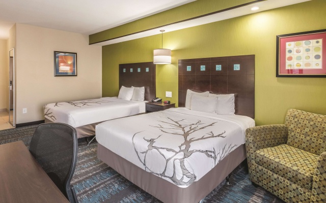 photo 4 of La Quinta Inn & Suites by Wyndham Dallas Grand Prairie South