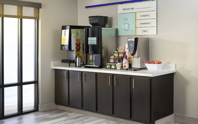 photo 4 of La Quinta Inn & Suites by Wyndham Houston - Westchase