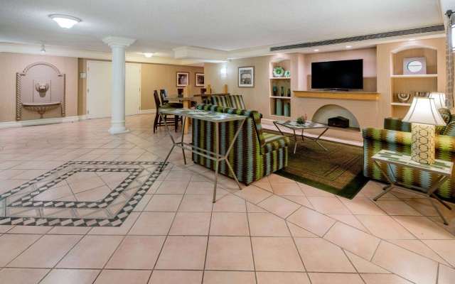 photo 2 of La Quinta Inn & Suites by Wyndham Irvine Spectrum