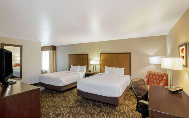 photo 4 of La Quinta Inn & Suites by Wyndham Las Vegas Red Rock