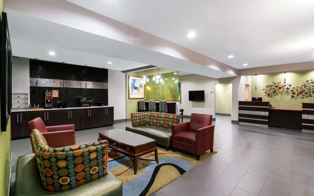 photo 2 of La Quinta Inn & Suites by Wyndham Lebanon