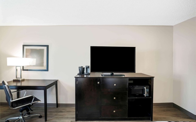 photo 4 of La Quinta Inn & Suites by Wyndham Lebanon